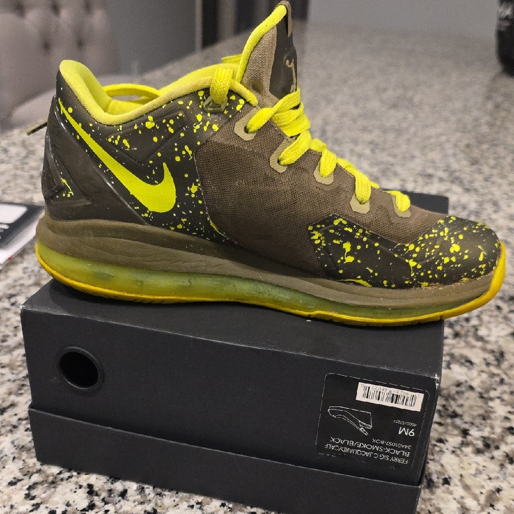 Nike LeBron 11 Low Dunkman Boys  Sneakers Futuristic Design/Neon Color